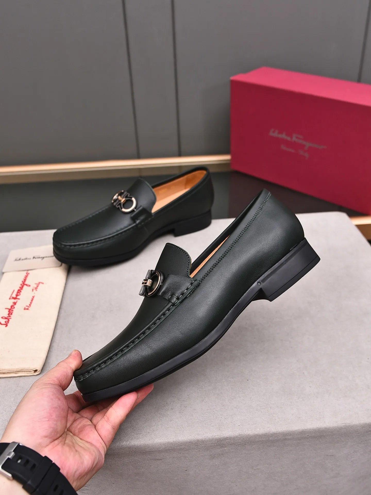 Factory: 250 [Original running volume quality] Brand: Ferragamo (Ferragamo) Size: Men's size 38/44 (45 can be customized) Grade: Same style as the official website High-end quality men's shoes Material: Original first-layer calfskin Water-dyed cowhide lining Original outsole Style category: Men's fashion formal business casual leather shoes Slip-on men's shoes high-top series Young fashion European and American trends British style Casual matching Comfortable feet